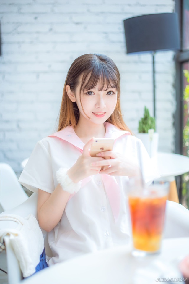 “没办法，若此时船队出行，难保江东水军不会伺机而动，如今我军的粮草，可经不起折腾。”诸葛亮闻言，也不禁苦笑一声，周瑜一死，那柴桑大营的江东水军最近可没少找麻烦，虽然大仗没有，但江夏、江陵的舟船，莫说官方的战舰，便是普通百姓的船只只要稍微靠近都可能遭到攻击或者掳掠。